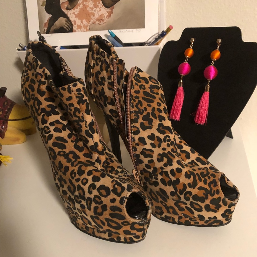 ‼️Chic animal print stiletto booties‼️